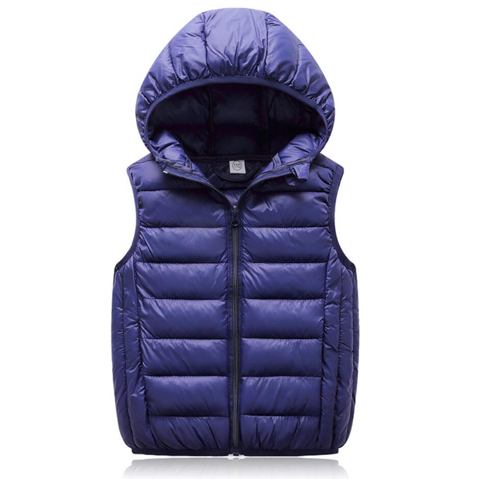 Blaue Daunenweste mit Kapuze, ärmellos, Reißverschluss, Wintermode, Herrenbekleidung.