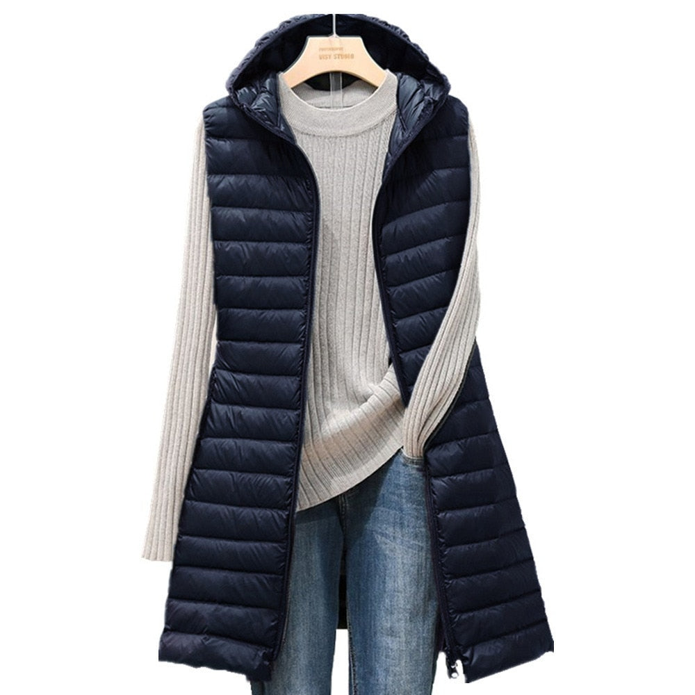 Damen Steppweste mit Kapuze, dunkelblau, über grauem Pullover und Jeans, Herbstmode.