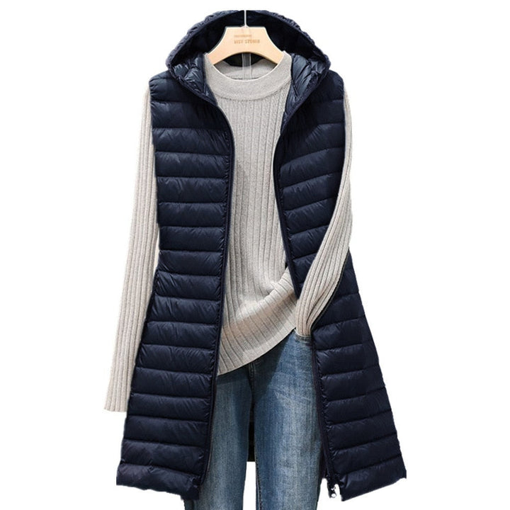 Damen Steppweste mit Kapuze, dunkelblau, über grauem Pullover und Jeans, Herbstmode.
