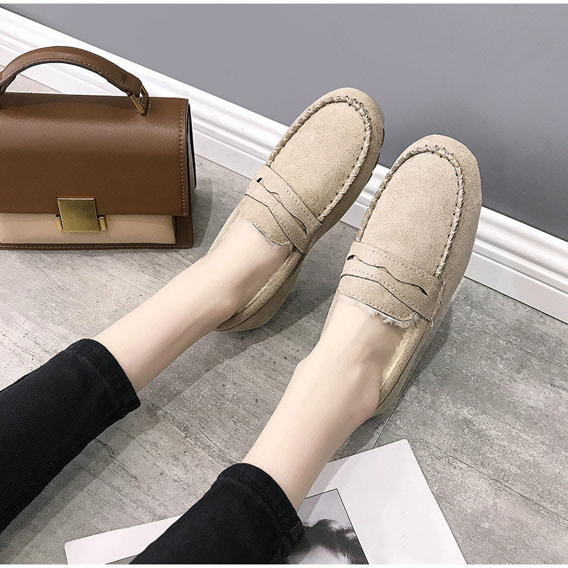 Beige Damen Mokassins aus Wildleder, bequem, modisch, ideal für Freizeitkleidung.