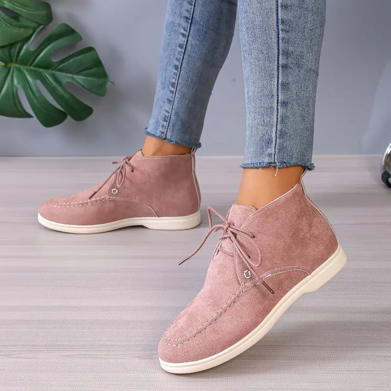 Damen Stiefeletten rosa Wildleder, Schnürung, lässig, bequem, modisch, Jeans, Holzfußboden.