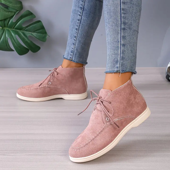 Damen Stiefeletten rosa Wildleder, Schnürung, lässig, bequem, modisch, Jeans, Holzfußboden.
