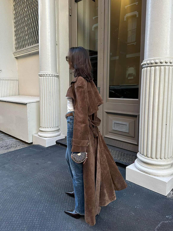 Brauner Wildledermantel für Damen, lang, mit Gürtel, modisch, elegant, Herbstmode.