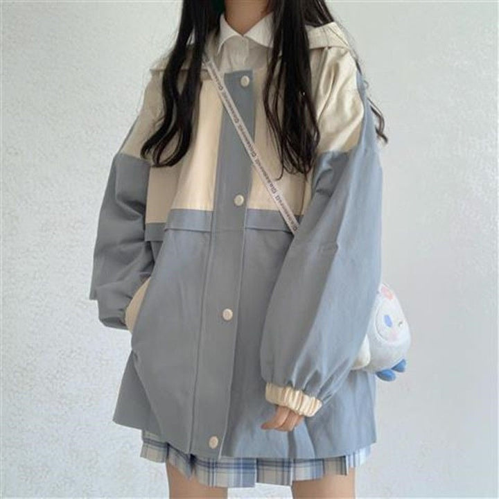 Damenjacke zweifarbig, blau-beige, mit Kapuze, lässiger Stil, modische Oberbekleidung.