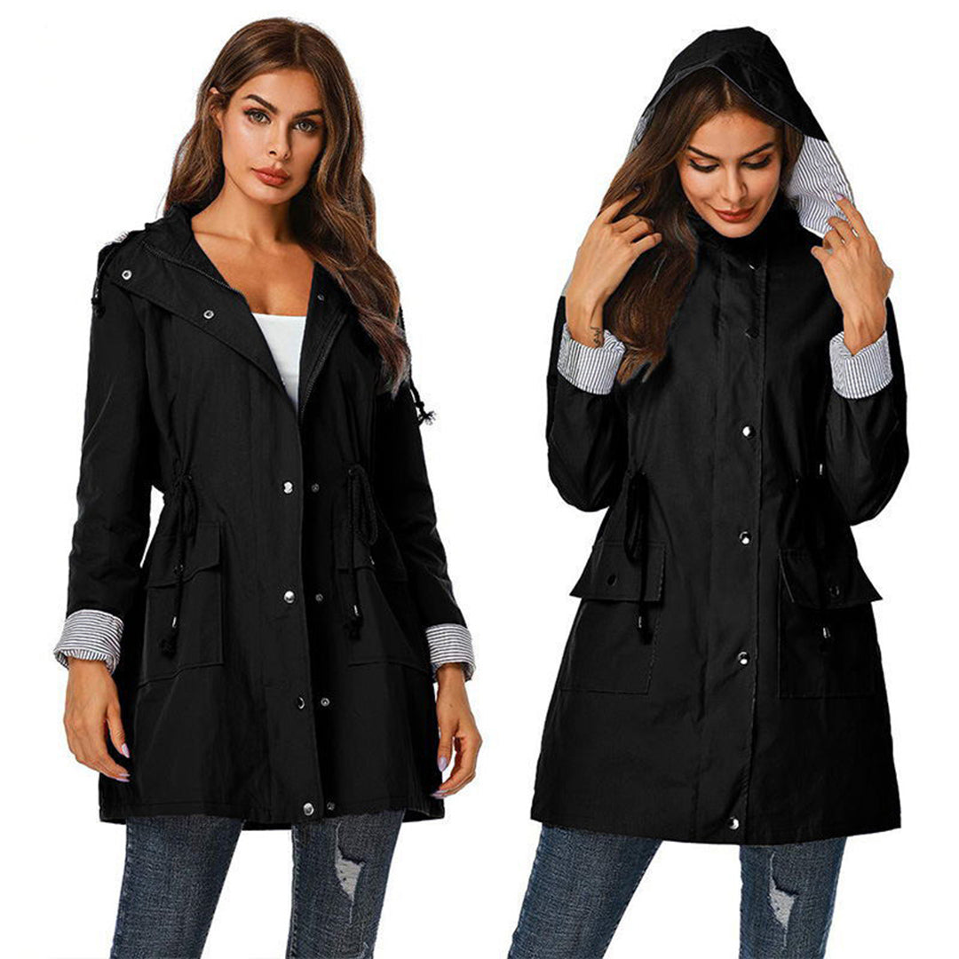 Damen Windjacke schwarz, Kapuze, Kordelzug, modisch, wetterfest, Outdoor-Bekleidung.