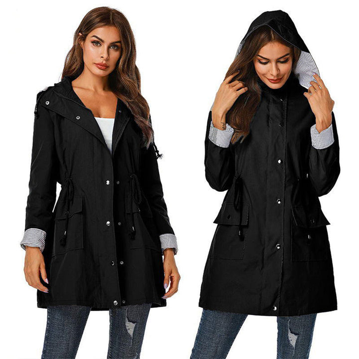 Damen Windjacke schwarz, Kapuze, Kordelzug, modisch, wetterfest, Outdoor-Bekleidung.