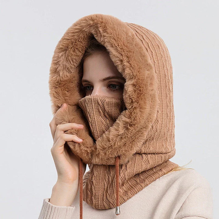 Flauschige braune Strickmütze mit Kapuze und Gesichtsschutz für Damen, Wintermode.