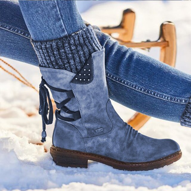 Blaue Damen-Winterstiefel aus Leder, mittelhoch, mit Schnürung, im Schnee.