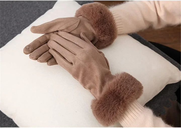 Damenhandschuhe beige mit Kunstfell, warm, elegant, Wintermode, Accessoire, auf Kissen.