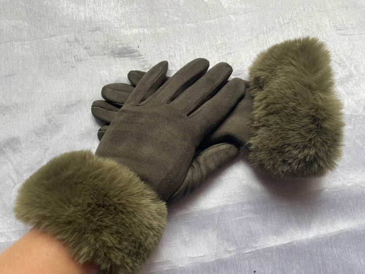 Damenhandschuhe aus Wildleder, olivgrün, mit Kunstfellbesatz, elegant, warm, Winteraccessoire.