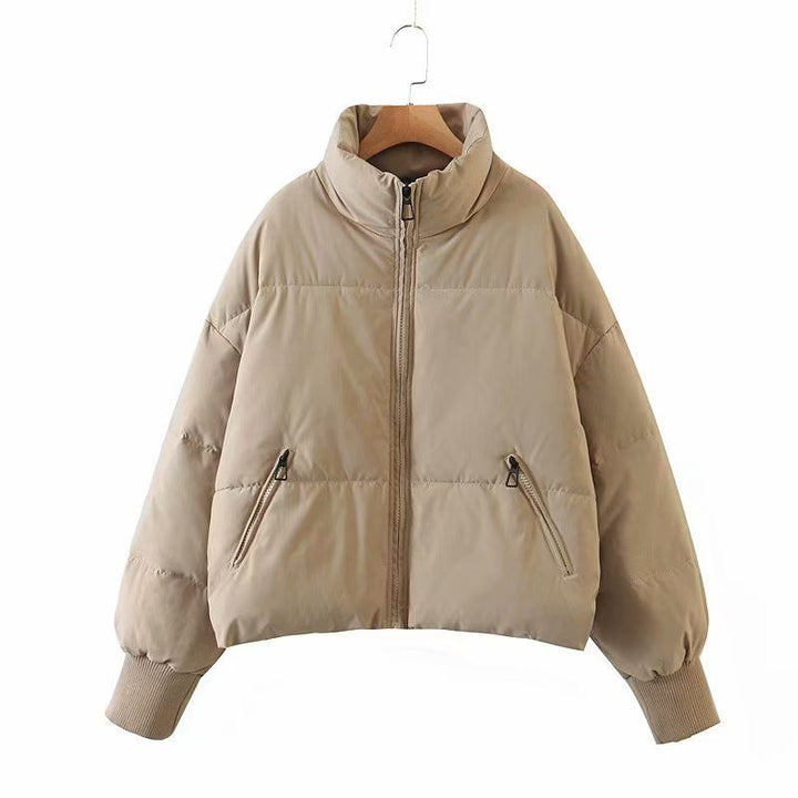 Beige Damen-Daunenjacke mit Reißverschluss, Stehkragen und Taschen, Wintermode.