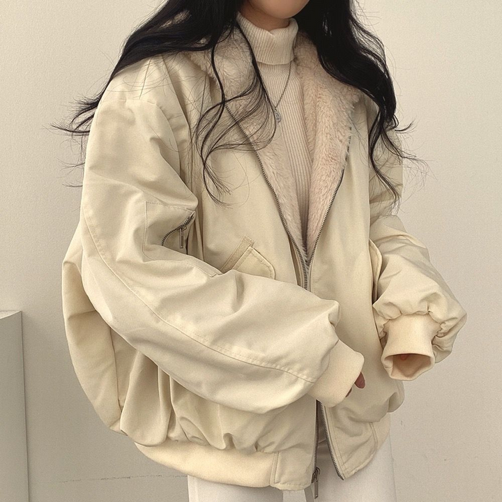 Damen Winterjacke beige, oversized, mit Reißverschluss und Kunstfellkragen, modisch warm.