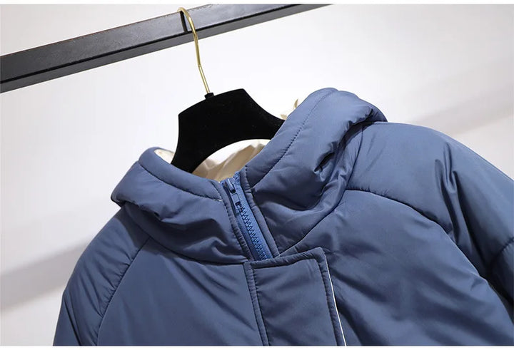 Blaue Daunenjacke mit Kapuze, Reißverschluss, warm, Wintermode, Herrenbekleidung, auf Bügel.