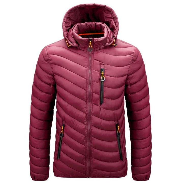 Bordeauxfarbene Daunenjacke mit Kapuze, Reißverschlusstaschen, Herrenmode, Winterbekleidung.