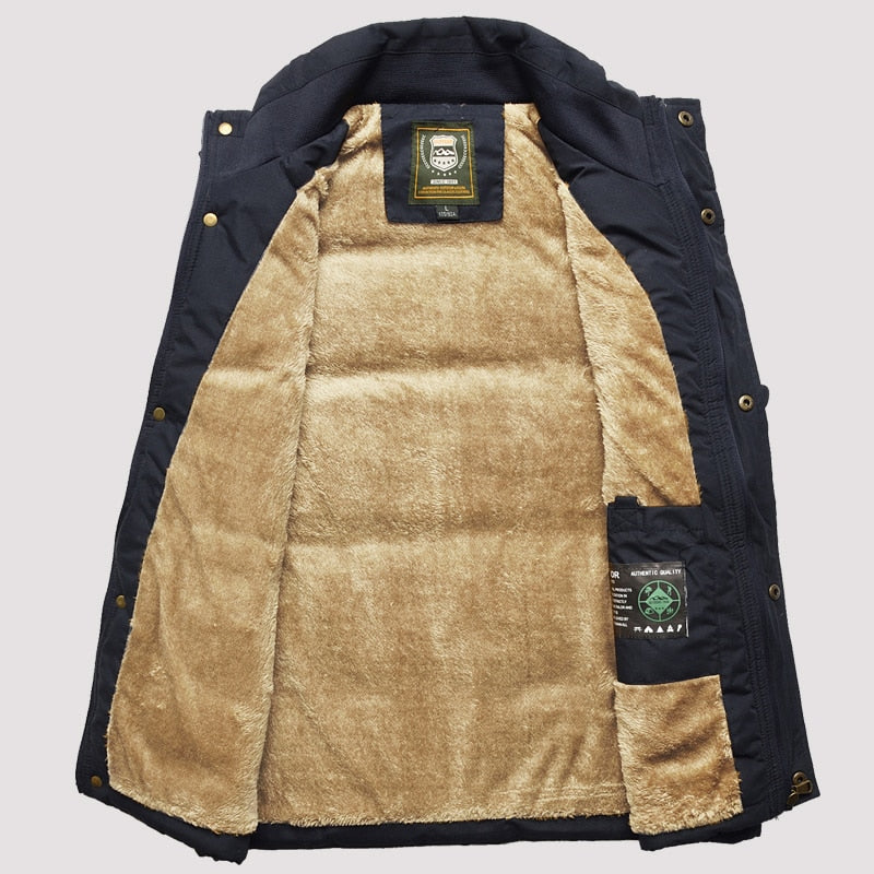 Schwarze Herrenjacke mit beigem Futter, warm, Wintermode, Outdoor-Bekleidung, stilvoll.