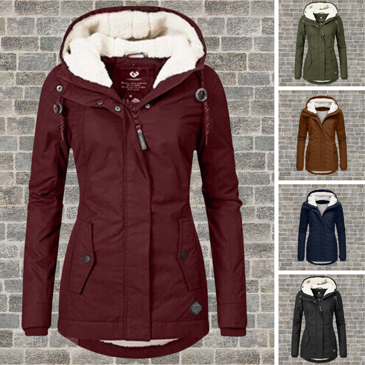 Damen Winterjacke mit Kapuze, gefüttert, in Rot, Braun, Grün, Blau, Schwarz vor Ziegelwand.