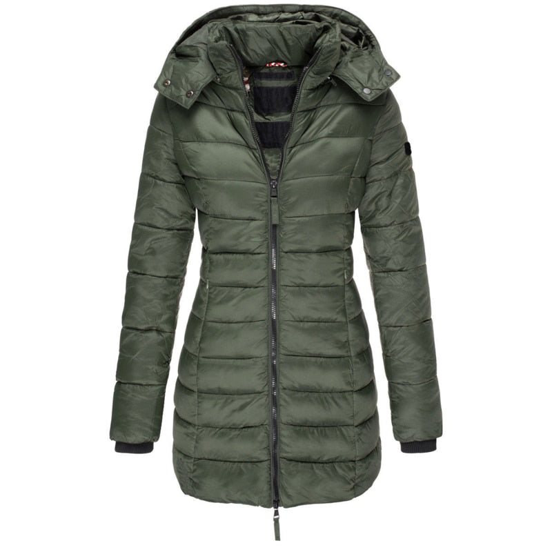 Grüne Damen Winterjacke mit Kapuze, gesteppte Optik, Reißverschluss, warm gefüttert.