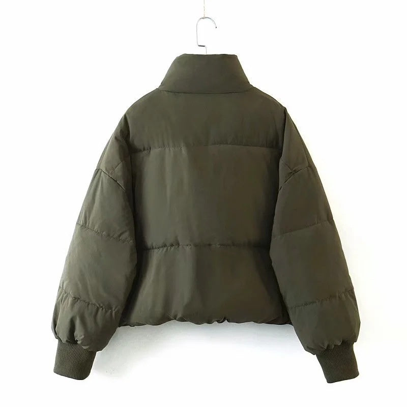 Olivgrüne Damen-Daunenjacke, warm, gesteppt, Wintermode, mit Stehkragen und Bündchen.