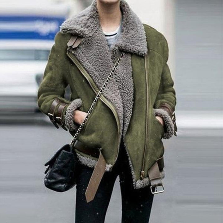 Grüne Damen-Lederjacke mit grauem Fellkragen, modisch, warm, Winterbekleidung.