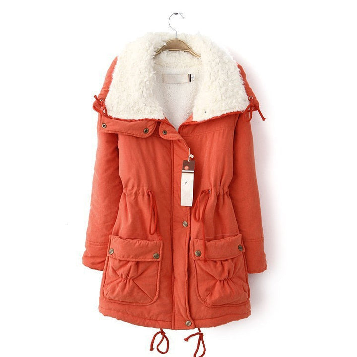 Orange Damenmantel mit weißem Kunstfellkragen, Taschen, Knöpfen, Wintermode.