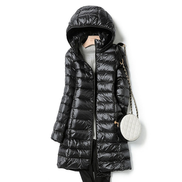 Schwarzer Damen-Daunenmantel mit Kapuze, gesteppte Optik, modisch, warm, Winterbekleidung.