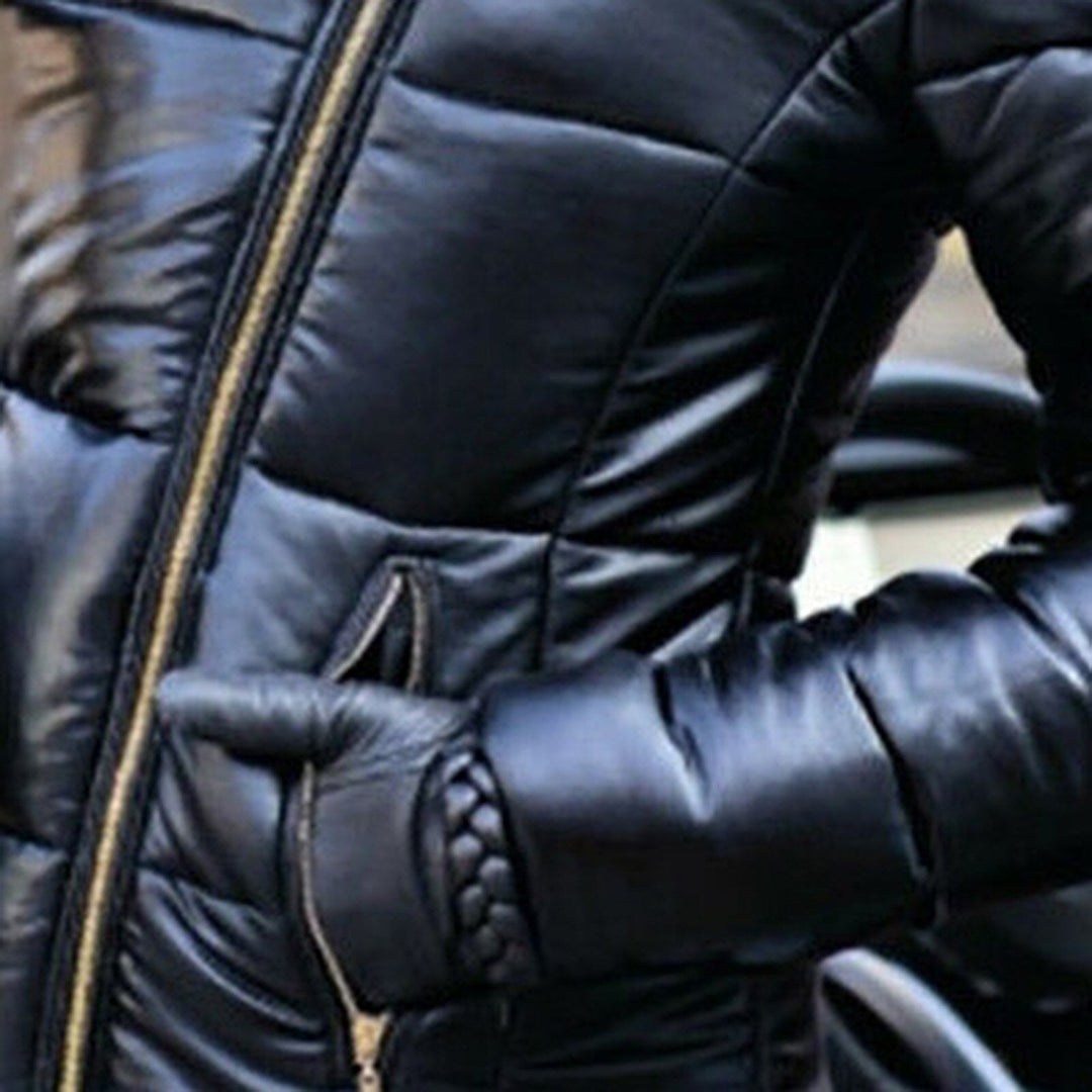 Schwarze Daunenjacke mit Reißverschluss, gesteppte Optik, Wintermode, warme Oberbekleidung.