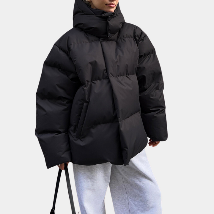 Schwarze Daunenjacke Damen, warm, modisch, Winterbekleidung, Kapuze, Outdoor, isoliert.