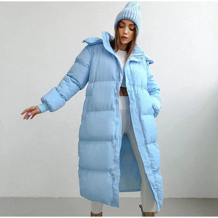 Frau in hellblauem Daunenmantel und Mütze, Wintermode, warme Kleidung, modisch, bequem.