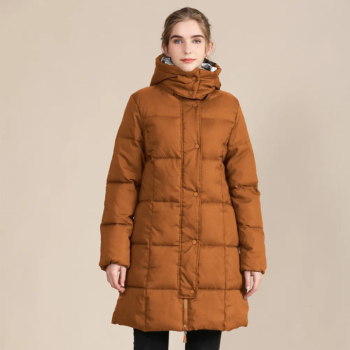 Frau in braunem Daunenmantel mit Kapuze, Wintermode, warme Damenjacke, Outdoor-Bekleidung.