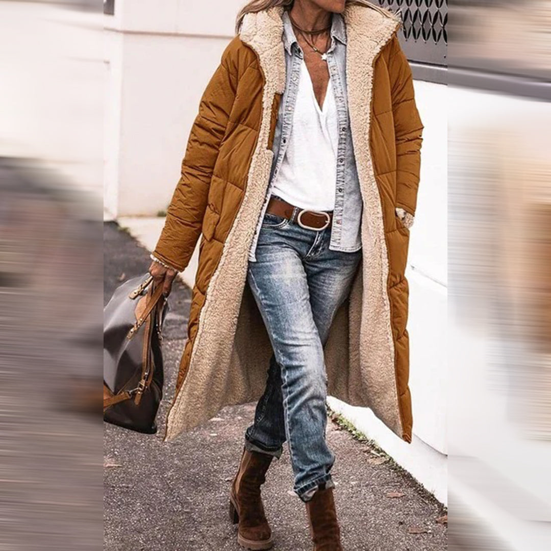 Frau in braunem Wintermantel mit Jeans und Stiefeln, modischer Look, Outdoor-Kleidung.
