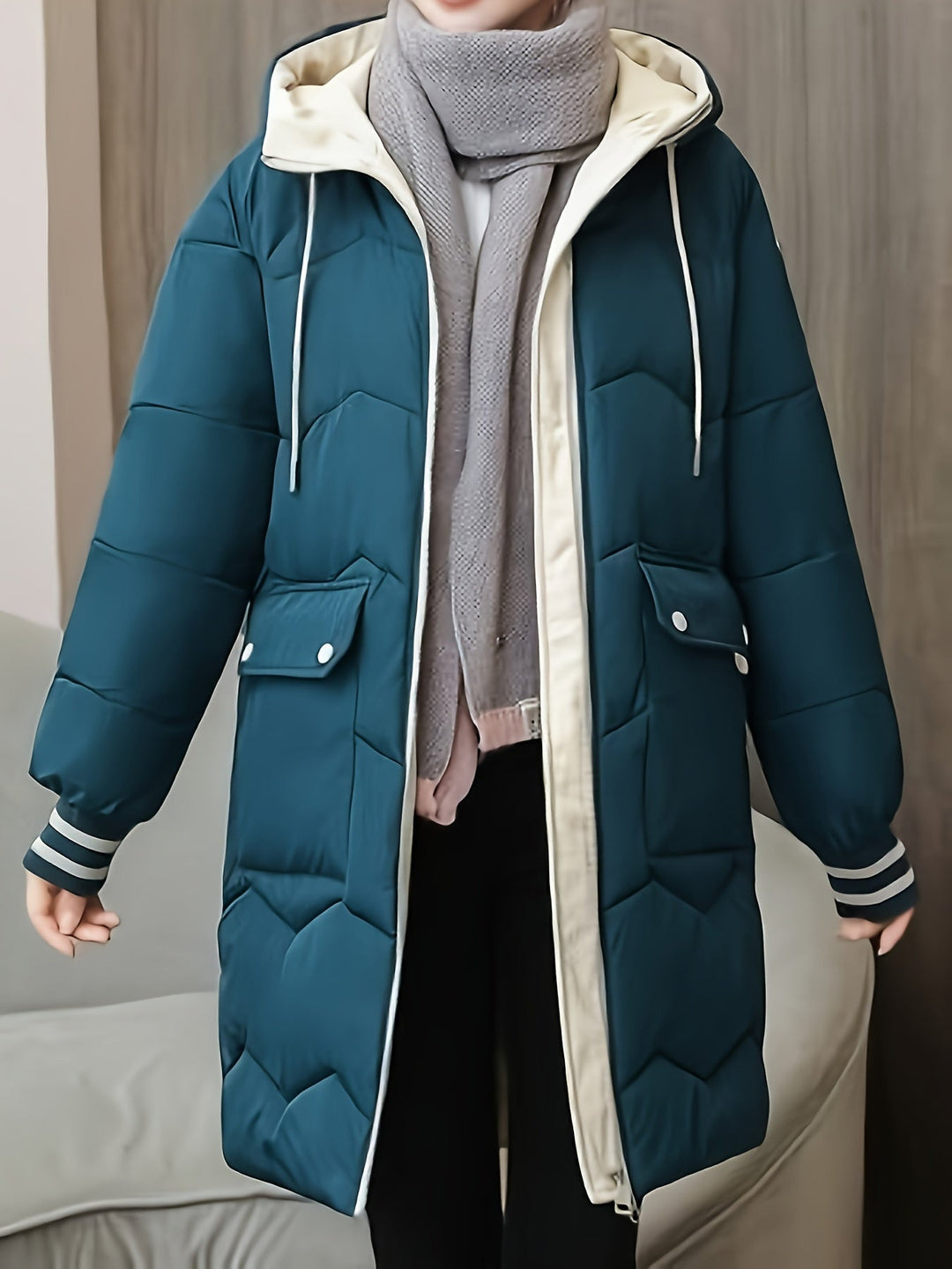 Dunkelgrüner Damen-Wintermantel mit Kapuze, gesteppt, warm, modisch, mit Taschen.