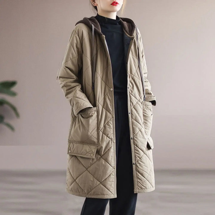 Damen Wintermantel beige, gesteppte Kapuze, warm, modisch, elegant, Freizeitkleidung.