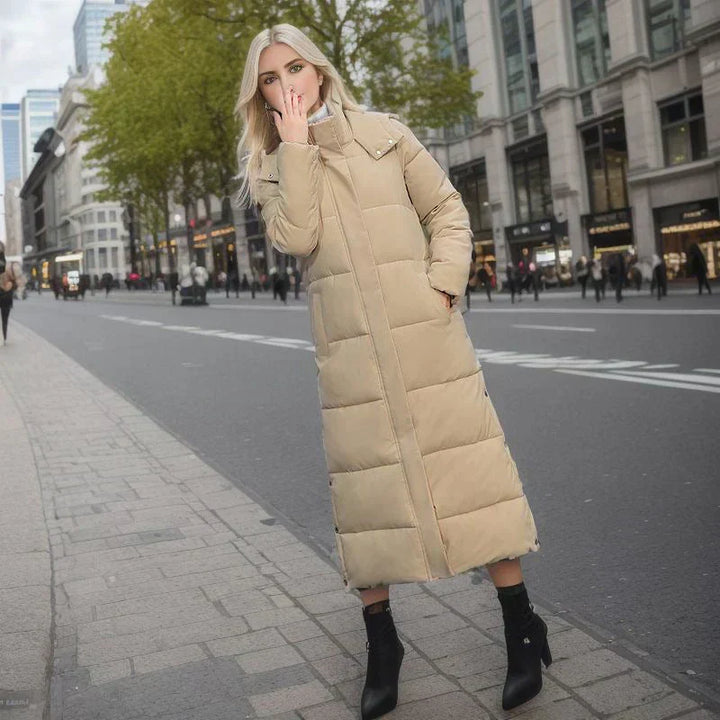 Frau in beigem Daunenmantel auf Stadtstraße, Herbstmode, lange Jacke, elegante Damenbekleidung.