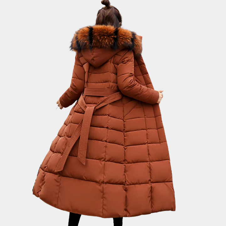 Frau in braunem Daunenmantel mit Kapuze und Kunstpelzkragen, Wintermode, Rückansicht.