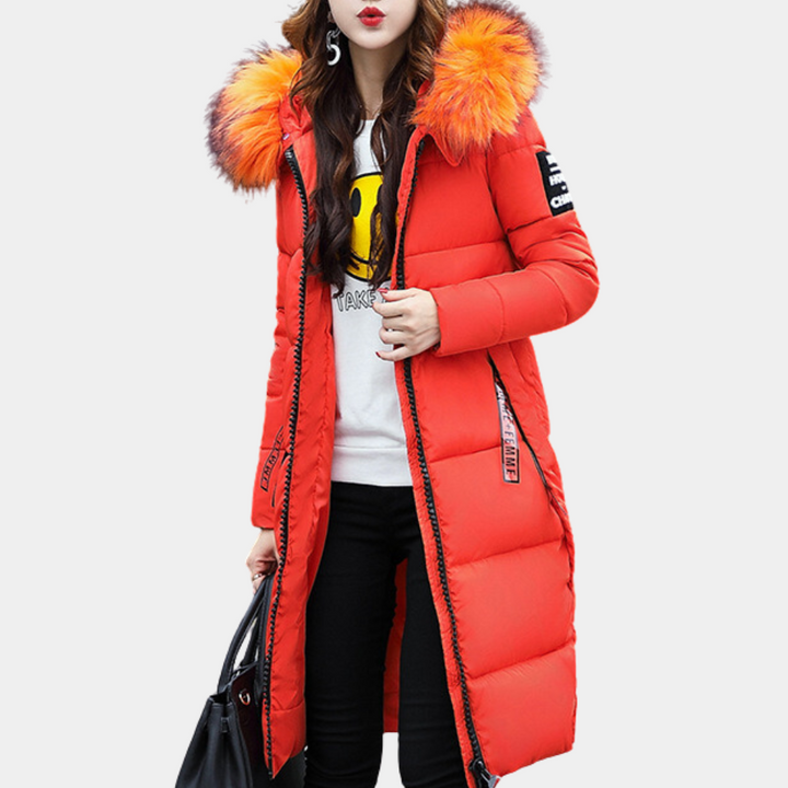 Frau in orangefarbener Daunenjacke mit Fellkapuze, Wintermode, warm, stilvoll, modern.