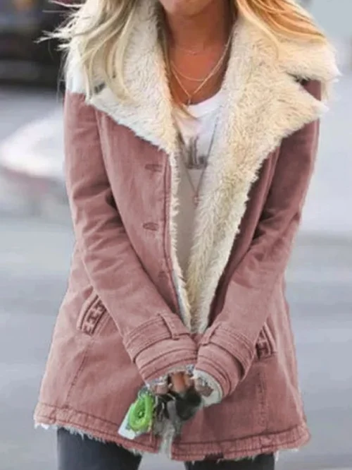 Frau in rosa Wintermantel mit weißem Kunstfellkragen, modisch, warm, Damenbekleidung.