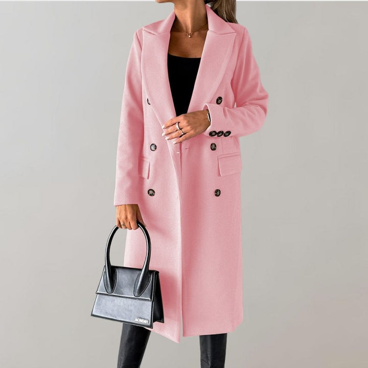 Damen Wintermantel rosa, elegant, doppelt geknöpft, mit schwarzer Handtasche, modisch.