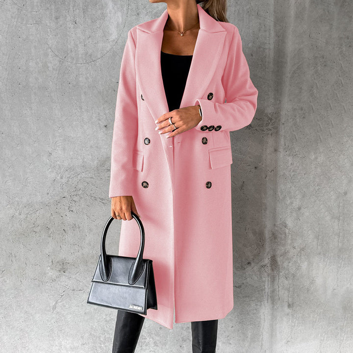Frau in rosa Wintermantel, schwarze Tasche, elegantes Outfit, Mode, Damenbekleidung.