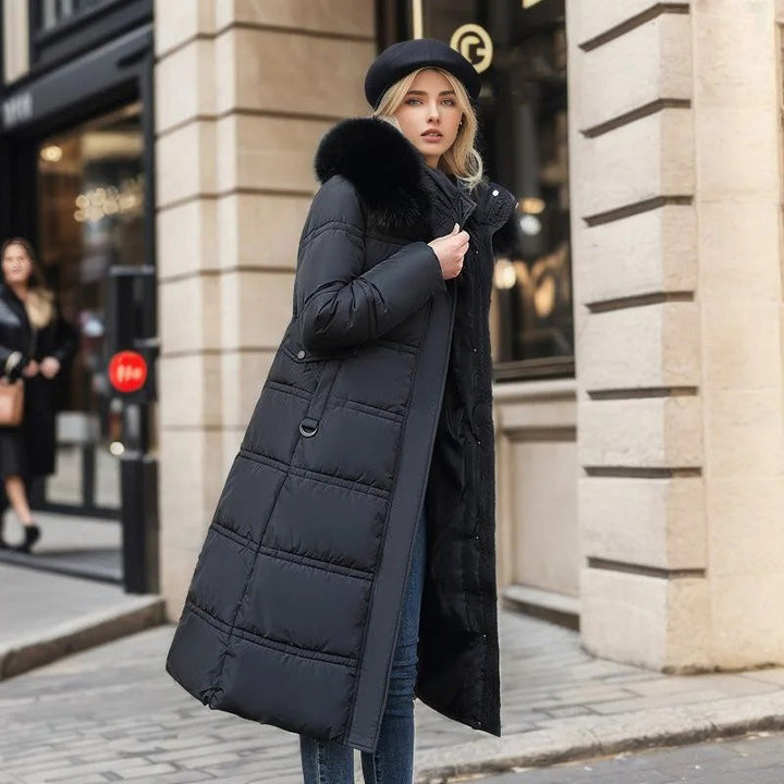 Frau in schwarzem Daunenmantel mit Pelzkragen, Wintermode, Stadtstraße, stilvoll, elegant.