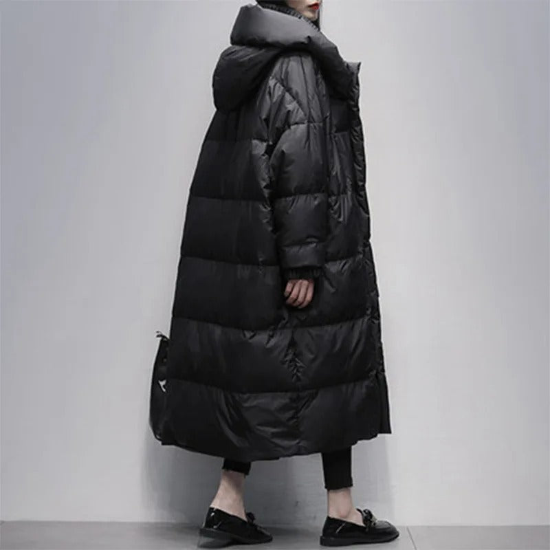 Schwarzer langer Daunenmantel Damen, Winterjacke, warm, modisch, Kapuze, seitliche Ansicht.