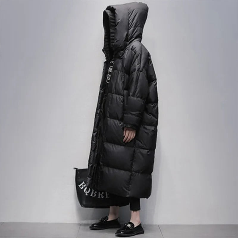Schwarzer Daunenmantel mit Kapuze, langer Wintermantel, Damenmode, warm, elegant.