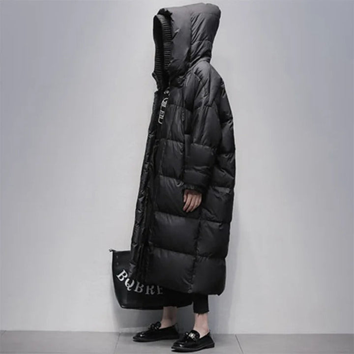 Schwarzer Daunenmantel mit Kapuze, langer Wintermantel, Damenmode, warm, elegant.