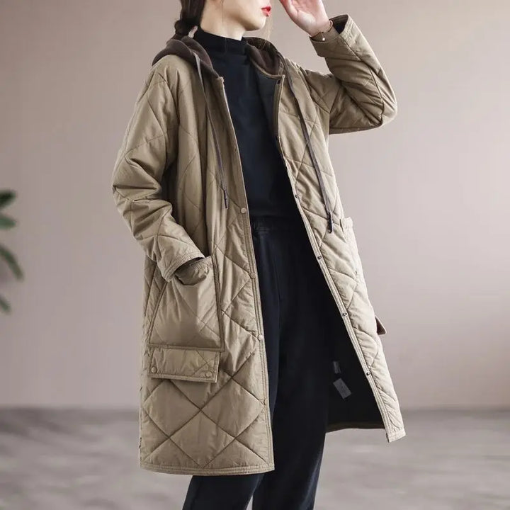 Frau in beigem, gestepptem Mantel, Kapuze, Taschen, modisch, Herbst-Winterbekleidung.