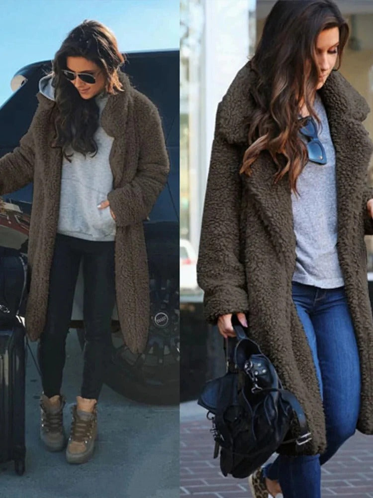 Frau in braunem Teddy-Mantel, grauem Pullover, Jeans, Sonnenbrille, modisch, urbaner Stil.