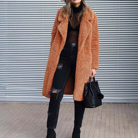 Frau in braunem Teddy-Mantel, schwarze Jeans, schwarze Tasche, Wintermode, modern, stilvoll.