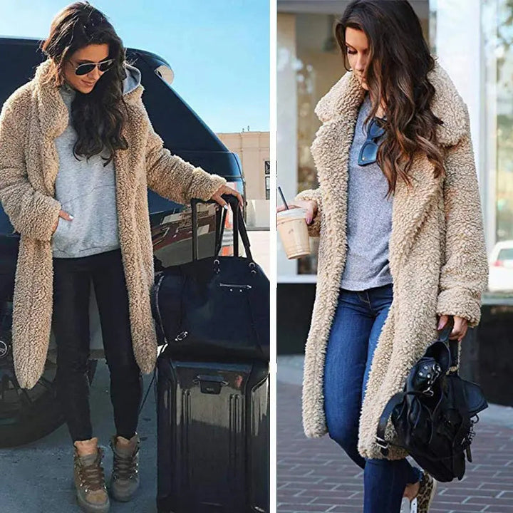 Frau in beigem Teddy-Mantel, Wintermode, hält Koffer und Kaffee, lässiger Look.