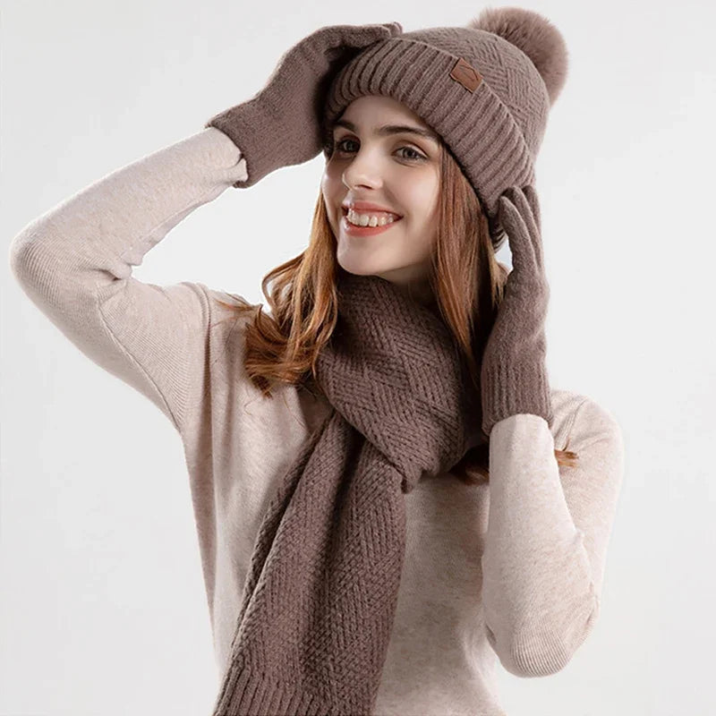 Frau mit brauner Strickmütze, Schal und Handschuhen aus Wolle, Wintermode Accessoires.
