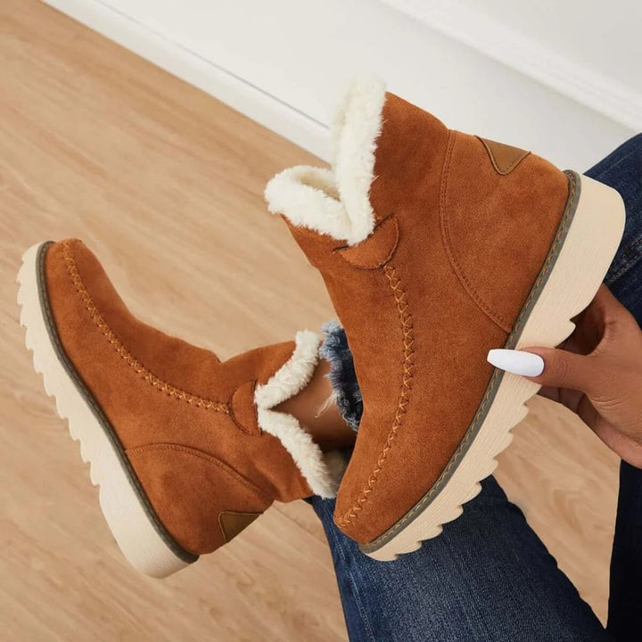 Damen Winterstiefel aus braunem Wildleder mit weißem Kunstfellfutter, rutschfeste Sohle.