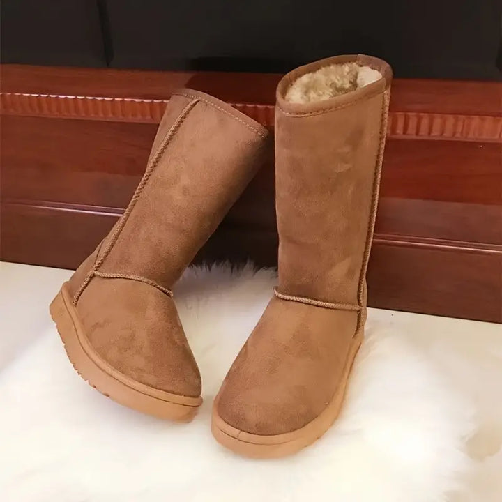 Braune Damen-Winterstiefel aus Wildleder mit Fellfutter, rutschfeste Sohle, warm und bequem.