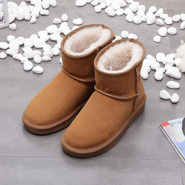 Braune Damen-Winterstiefel aus Wildleder mit Fellfutter, rutschfeste Sohle, gemütlich und warm.